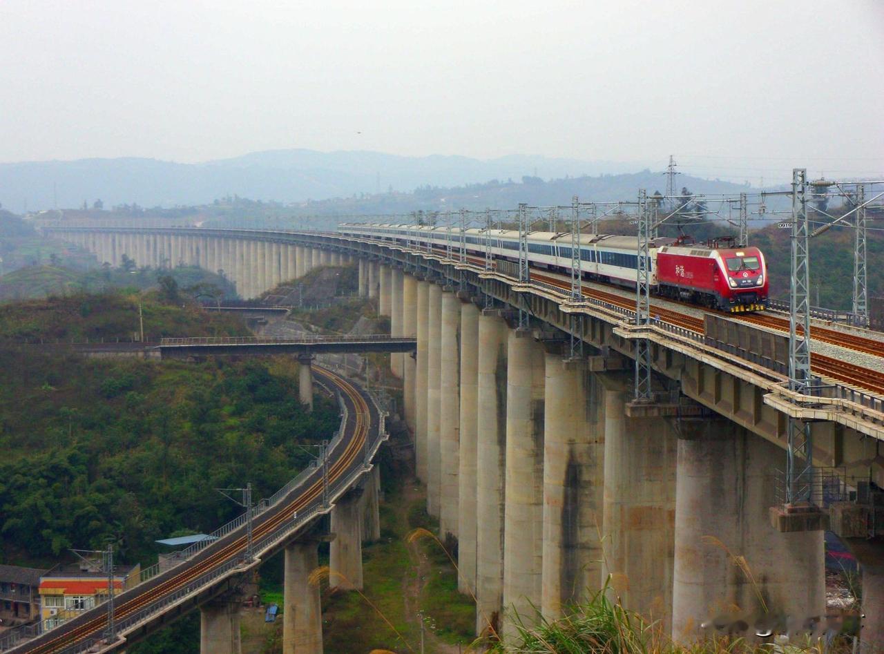 2015年春节拍摄的成都开往北京西的Z50次列车，这是通过刘家沟特大桥，这一片三