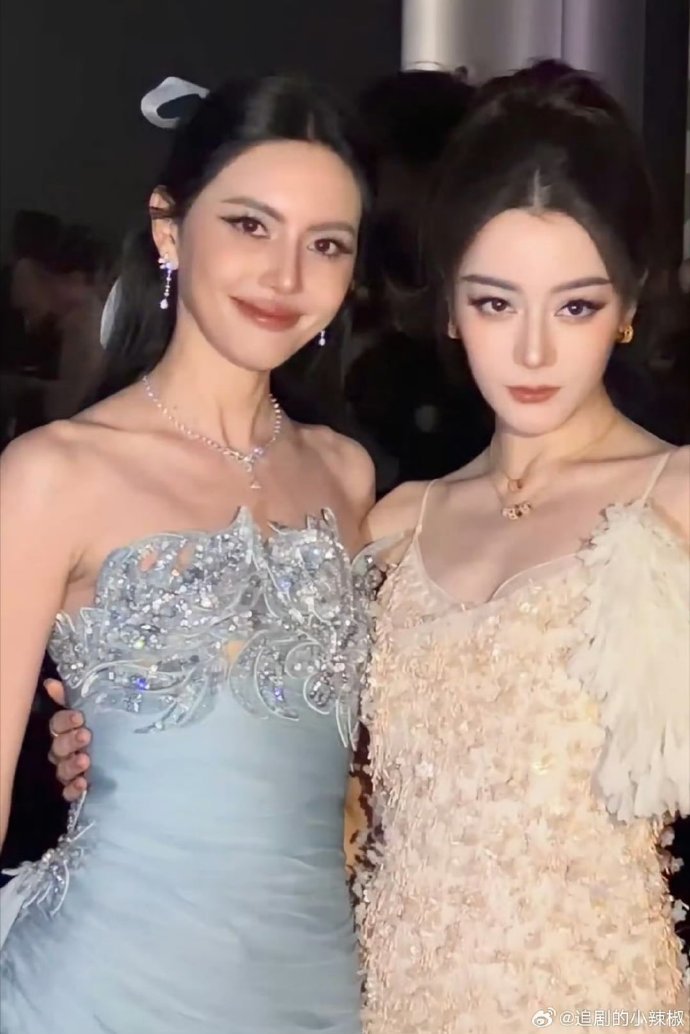 迪丽热巴mia合照迪丽热巴mia后台合照 迪丽热巴mia合照！ ​ ​​​