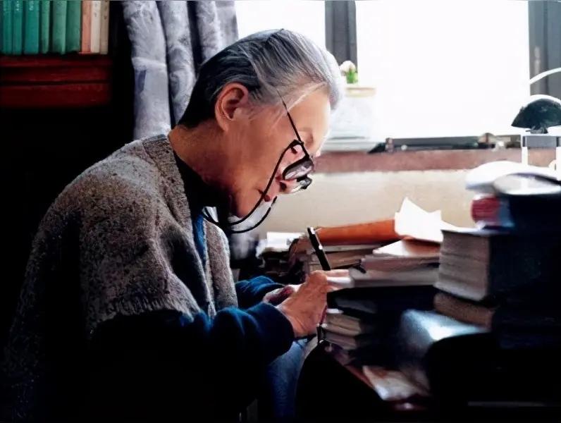 杨绛先生曾说：“我们曾如此渴望命运的波澜，到最后才发现，人生最曼妙的风景，竟是内