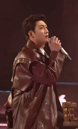 湖南卫视跨年演唱会黄景瑜话筒没声音的反应 黄景瑜救场也太绝了！话筒没声秒反应，临