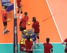 李盈莹和王媛媛都在训练。中国女排