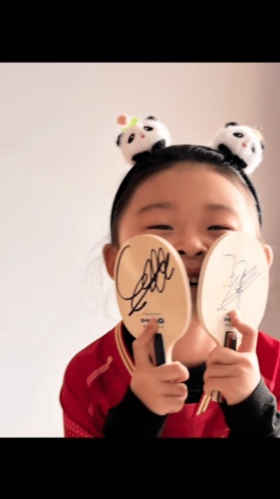 孙逊教练的女儿晒孙颖莎和王楚钦的签名。

每天都跟着王楚钦的孙逊教练，虽然没有正