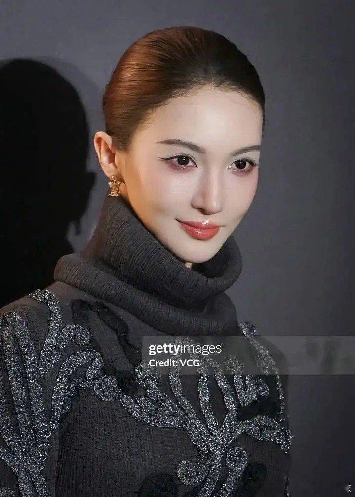 专业的事情交给专业的去做，配音是化妆也是。被全网吐槽的金晨妆容居然是她自己化的。