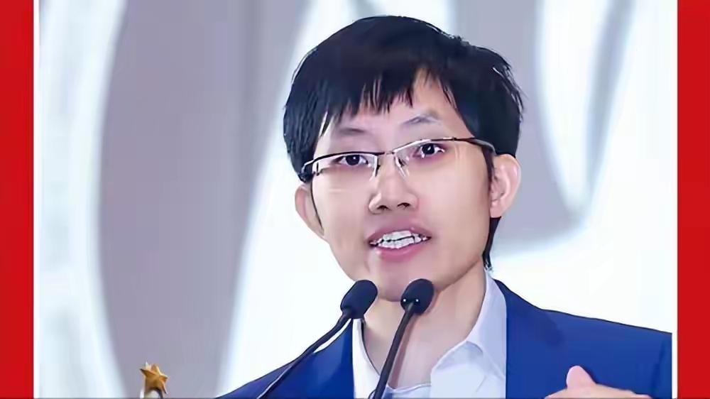 科技圈彻底炸开了锅！40岁平时不爱张扬的大佬梁文锋，突然做成了件惊天动地的大事，