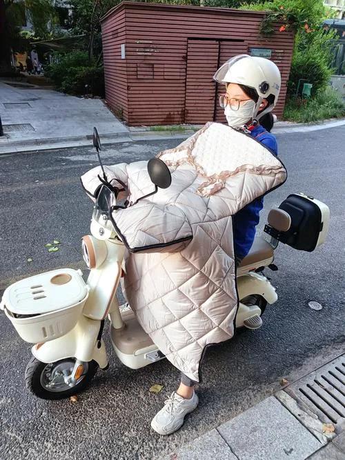 两轮电车安装挡风被到底该不该拆？
经常刷视频的大概都知道
这阵好多地方开始查三、