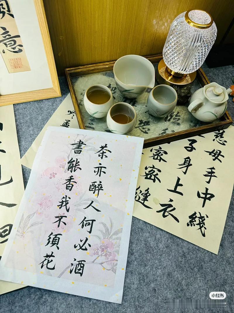 我的创意下联可以是：
1、以书下酒心先醉[碰拳]借月思乡梦亦愁‌ ‌。
2、以书