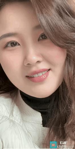 也许这就是
情深意浓的表情吧
[捂脸][捂脸]

藏在掌心的笑意 情深人不知 表