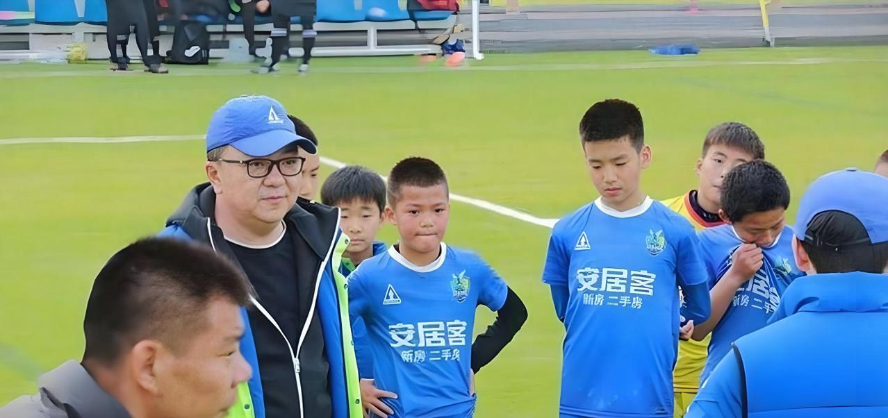 “新夺权”运动
足球评论员董路带领足球小将七战全胜，在欧洲拿到冠军；凭借非职业背