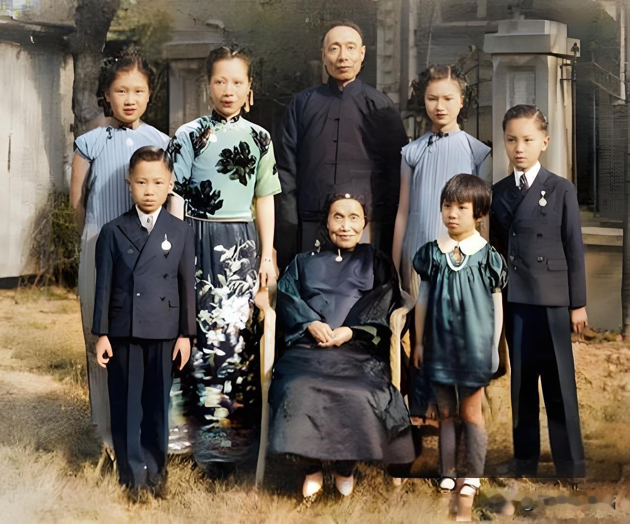 1941年，正值曾国藩的小女儿曾纪芬九十大寿，她与家人们拍下了一张珍贵的照片。画