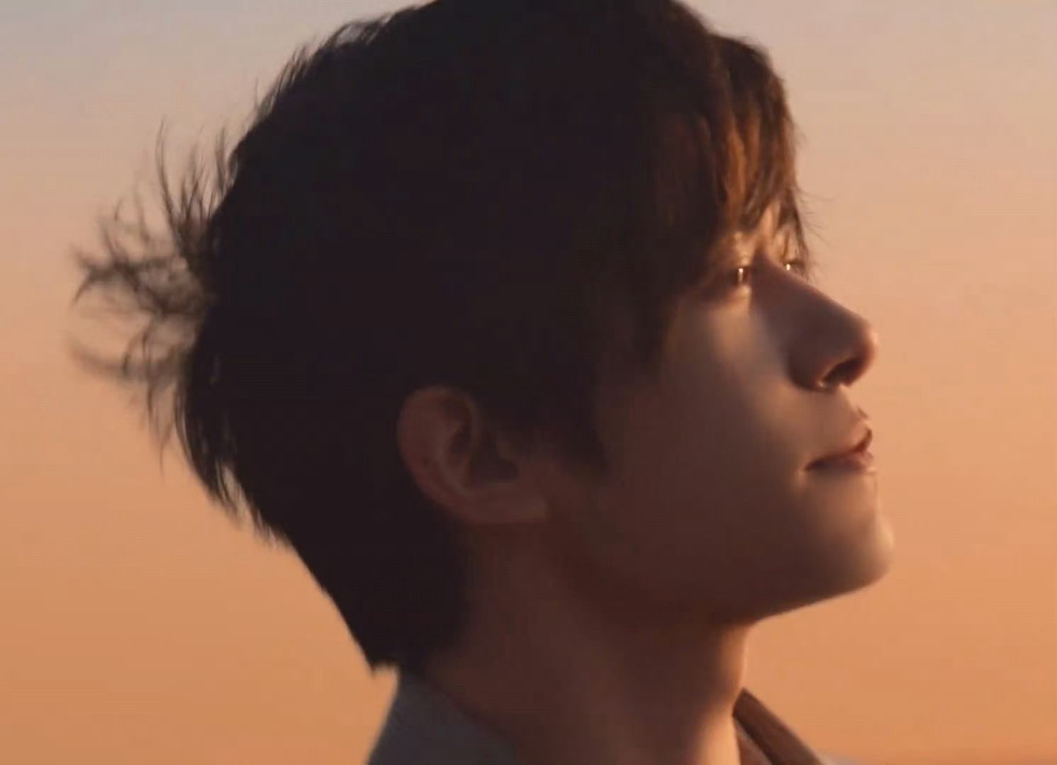 易烊千玺海边度假松弛感易烊千玺橘子海边度假橘子海落日与少年同框，V领衬衫搭配热气