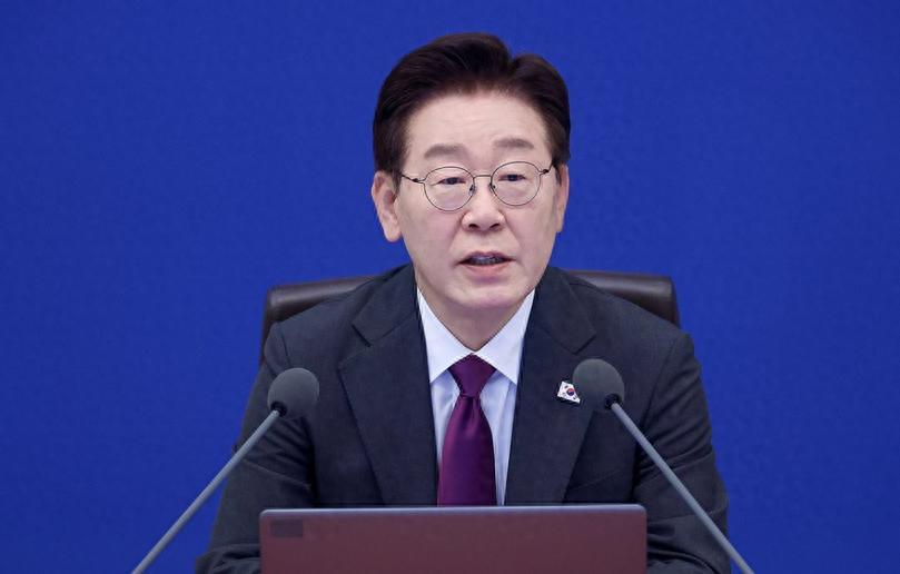 李在明站出来了，这位韩国总统对着镜头，声音低沉，向全体国民道歉。不是为了一场普通