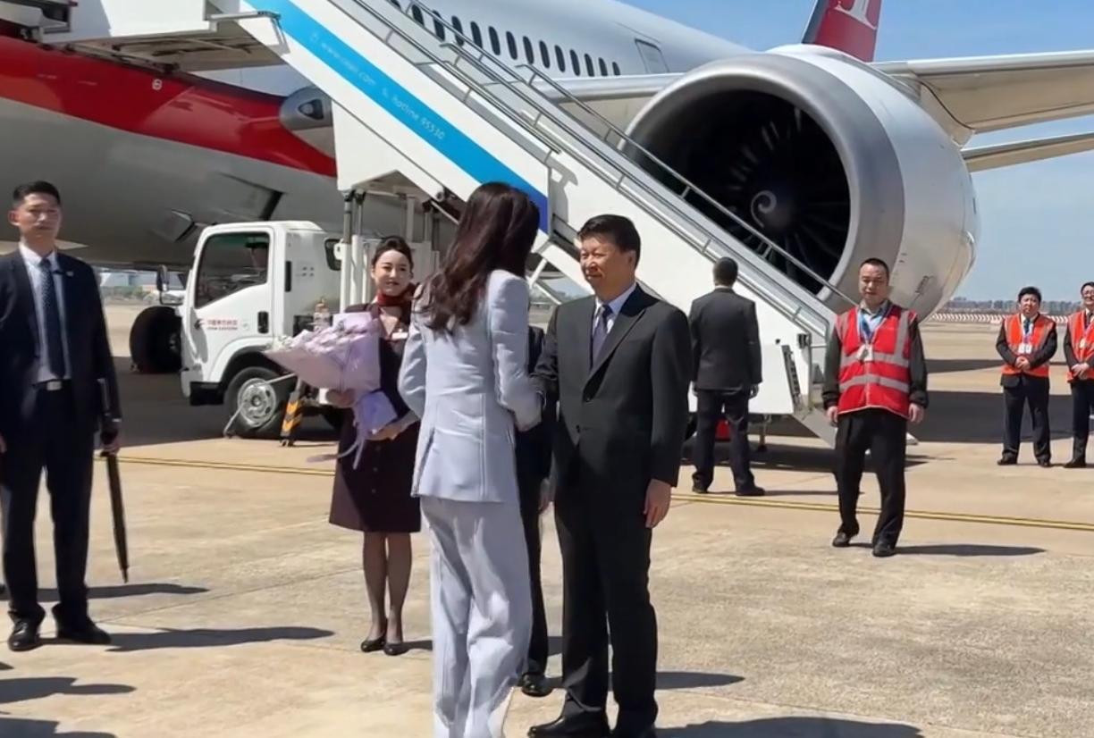 谁能想到，一场南京的晚宴，竟把“岛内政客”的遮羞布撕得粉碎。郑丽文顶着“五年刑期