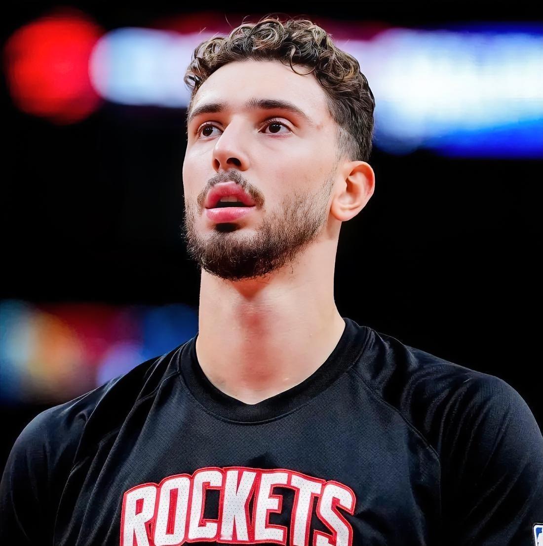 阿尔佩伦·申京本赛季为火箭总共打了72场常规赛！！！
场均上场：33.2分钟。