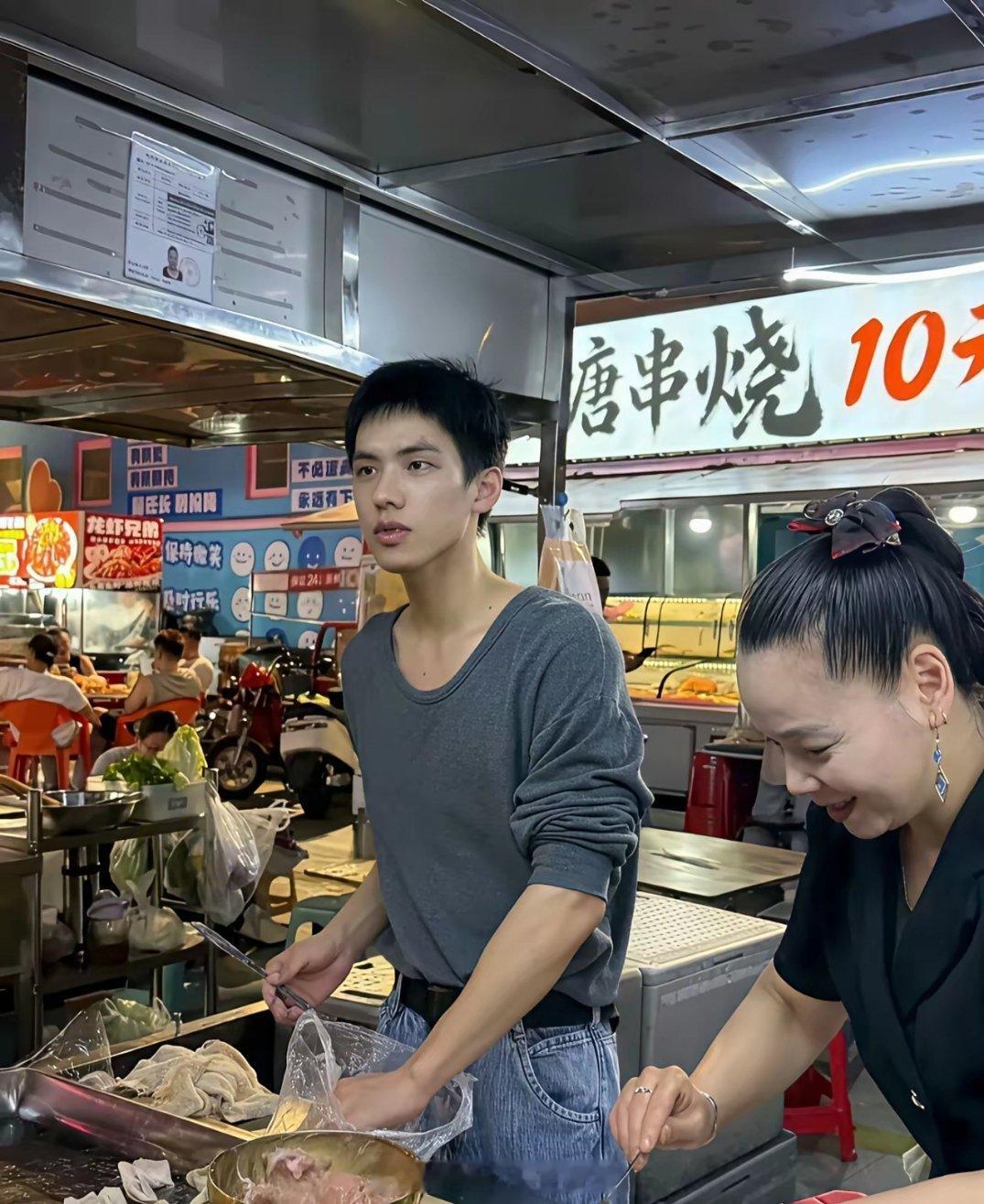 帅成这样了为啥还要靠摆摊为生 