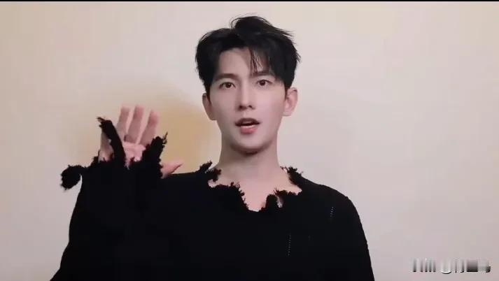 杨洋又出来活动了，他这张脸应该是属于男人中的顶级了吧[白眼]，这生图镜头算是抗住