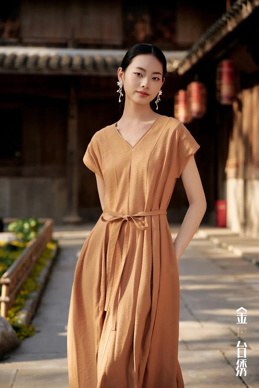 一夏光影
浮光灼语，斑影游弋
流光冉冉，浅夏开篇
连衣裙
小姐姐轻熟减龄穿搭