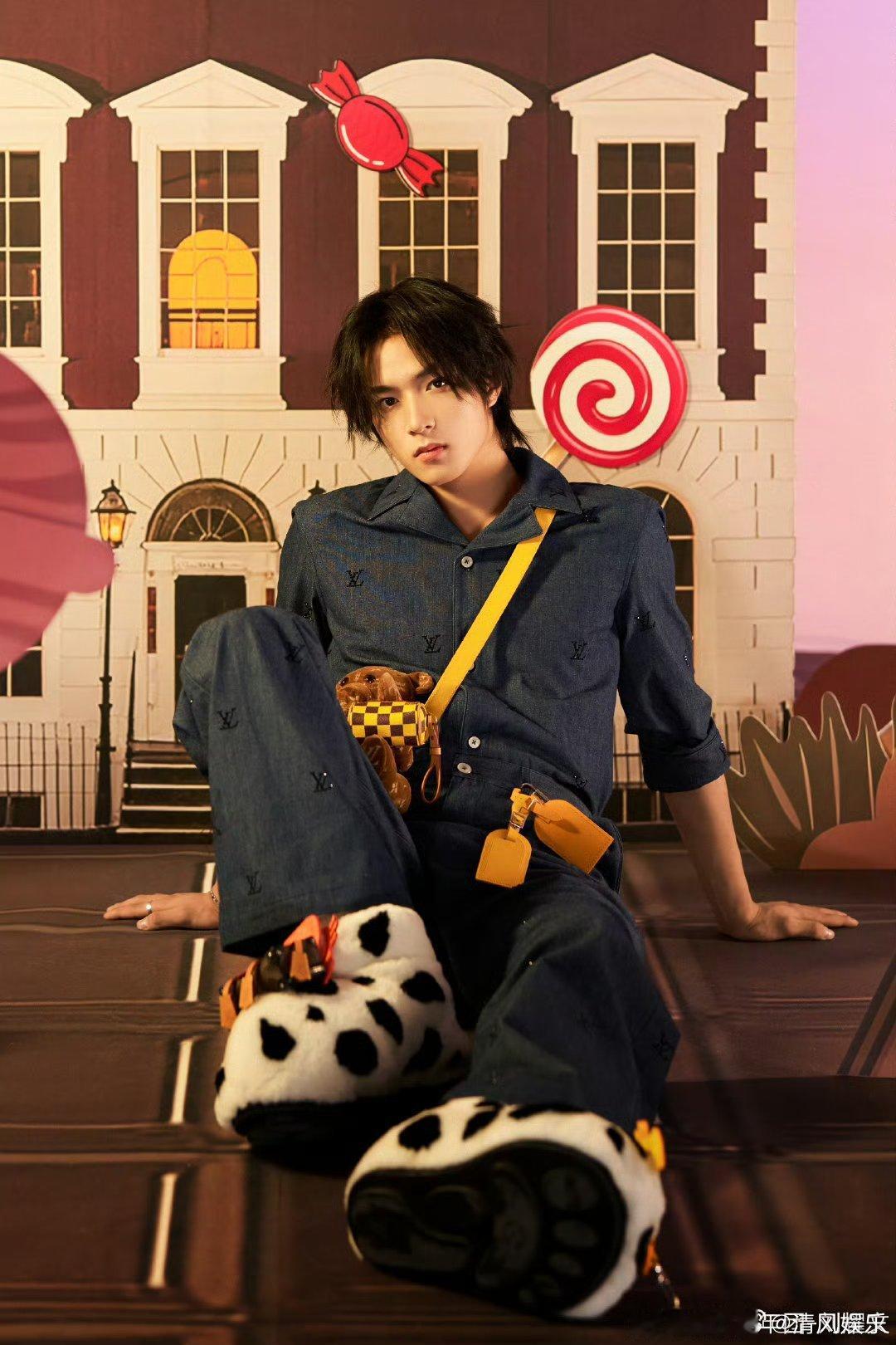 #刘耀文新歌SUGAR预告海报# 刘耀文新歌《SUGAR》预告海报，背景好多棒棒