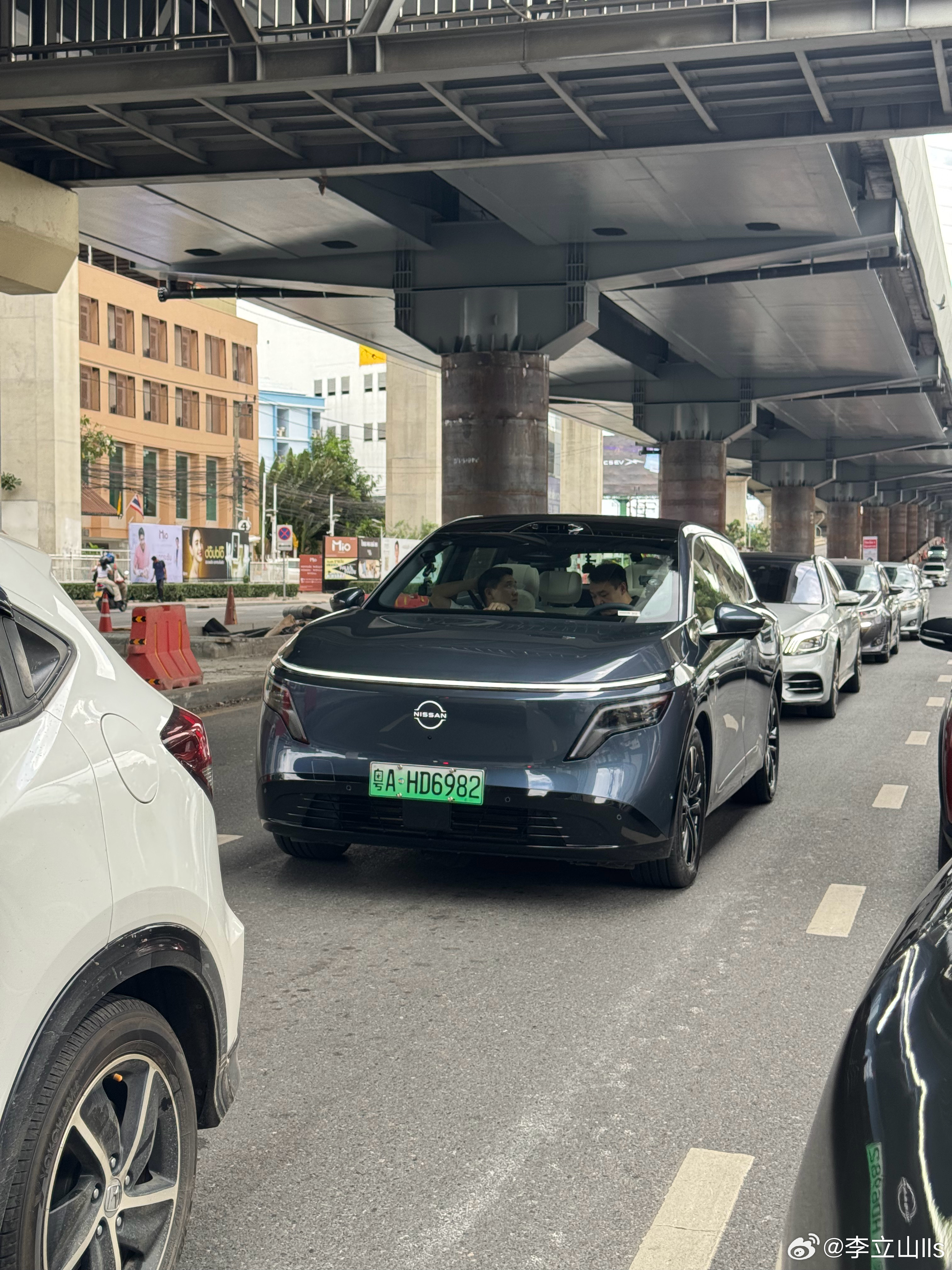 广州出发，开了4天，昨晚终于到曼谷。昨天清莱到曼谷的800公里真的爽，感受到泰国