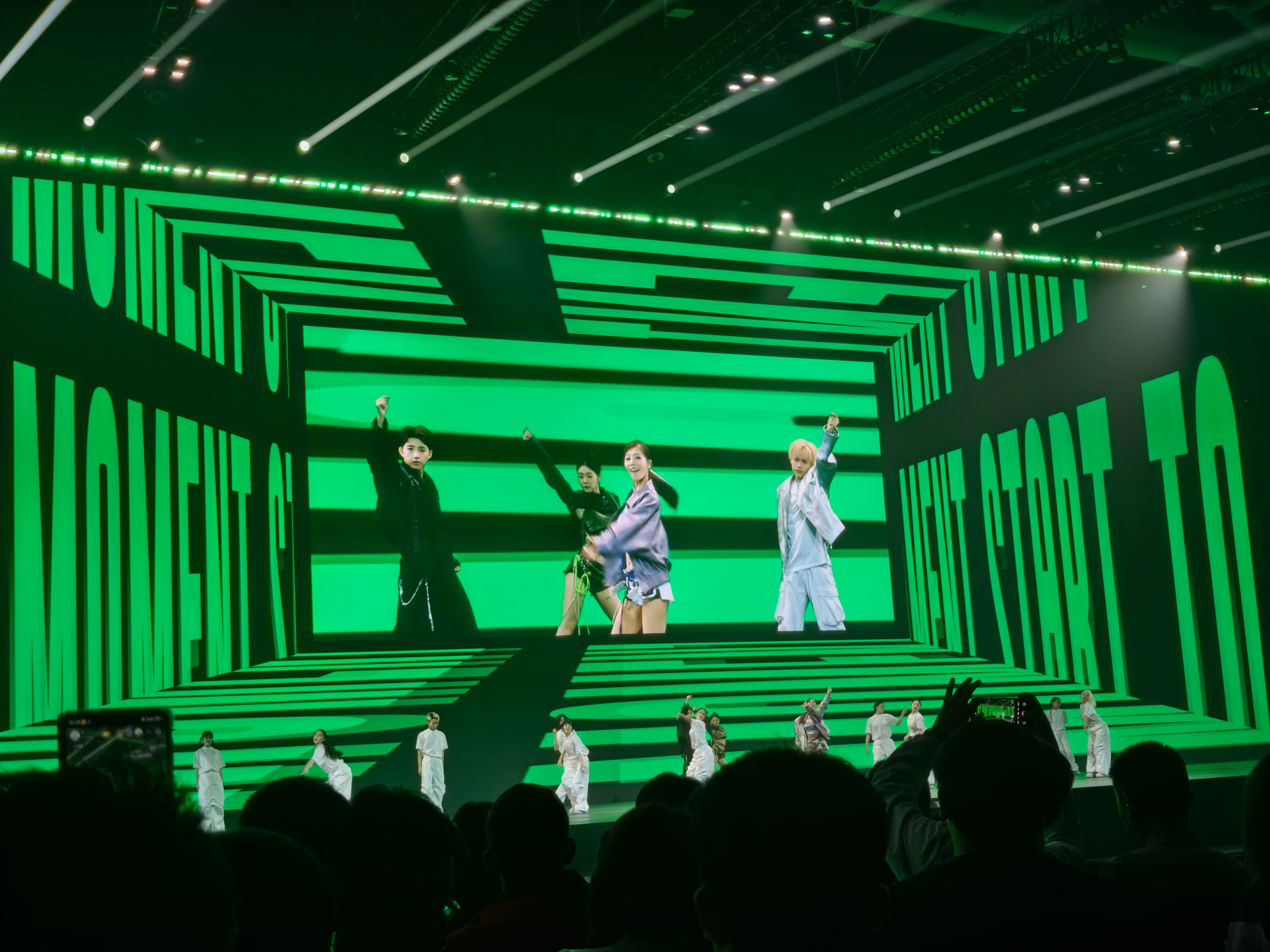 不仅仅是发布会很年轻化，华为nova15 Ultra也确实时尚感十足，年轻化创意