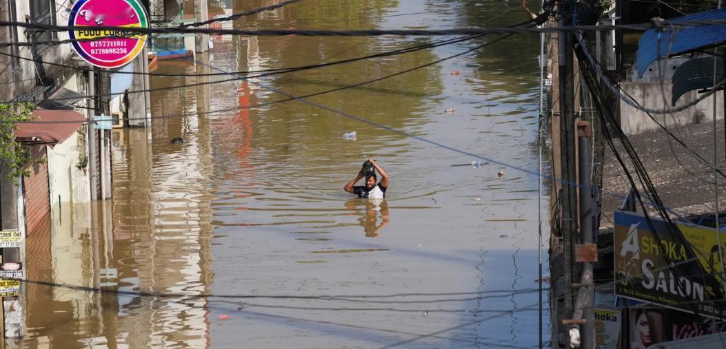 斯里兰卡洪灾已造成超过370人失踪。

洪水、山体滑坡和大面积破坏使多地受灾，搜