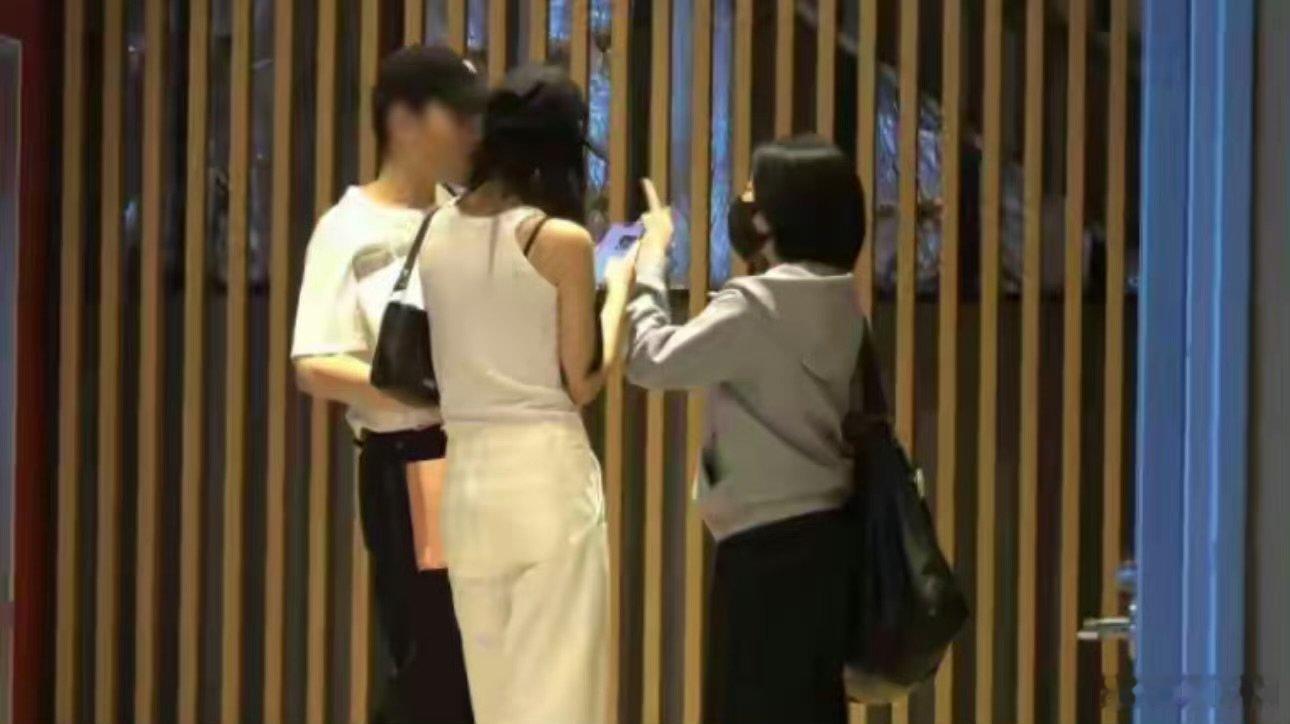 小S和二女儿身高差小S和二女儿身高差，狗仔镜头都真的美诶！Lily比小S高10公
