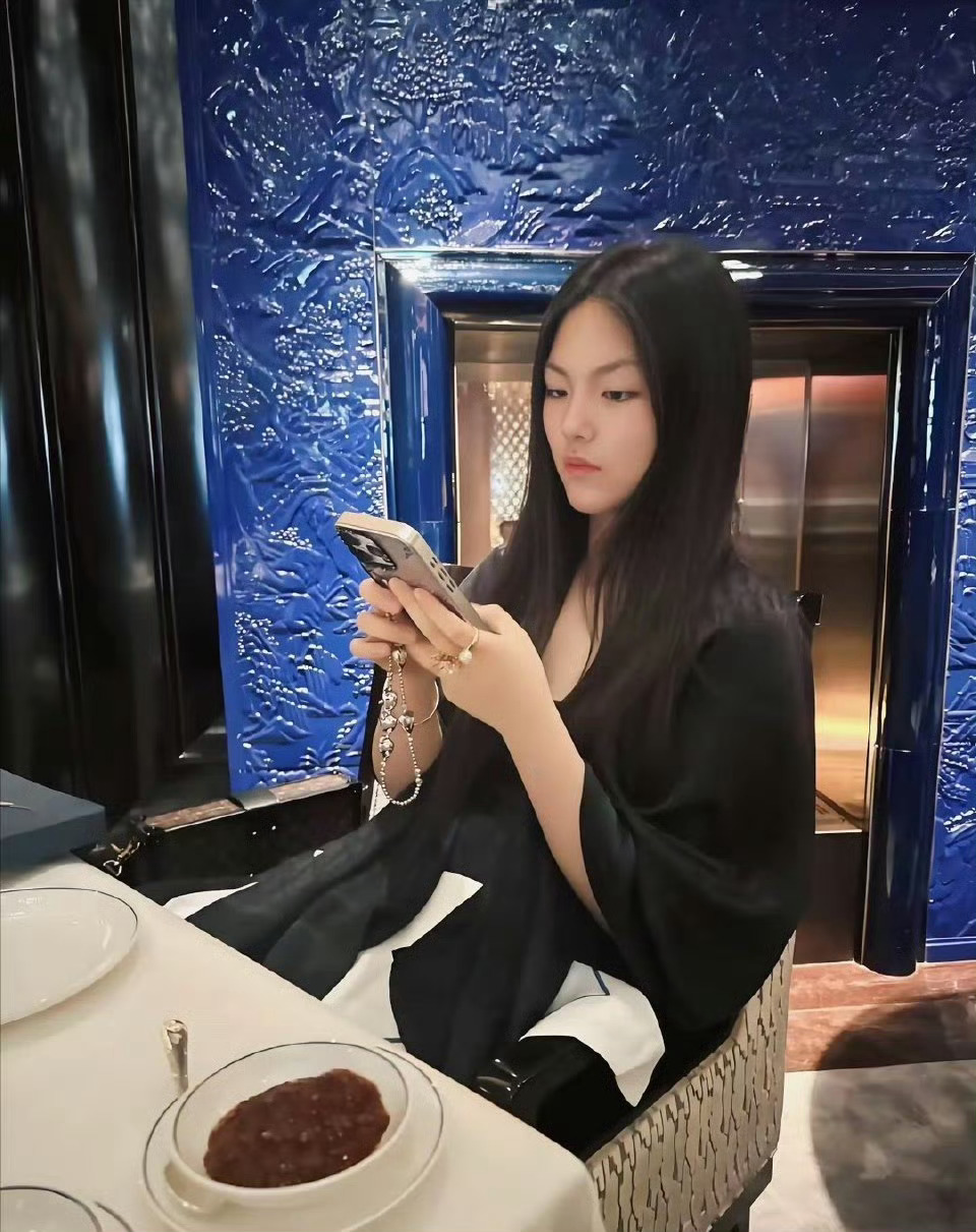 李湘女儿王诗龄吃个粽子吃出了吃不起的感觉？！果然是不懂有钱人的世界…… ​​​