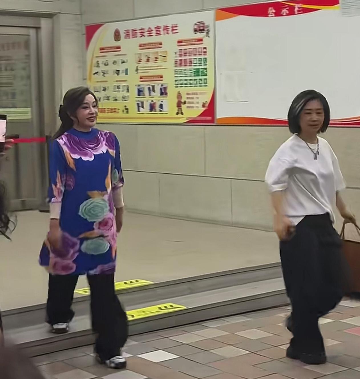 2026年5月初，刘晓庆在地铁口地下通道被偶遇，身着花旗袍随性蹦跳，视频迅速走红