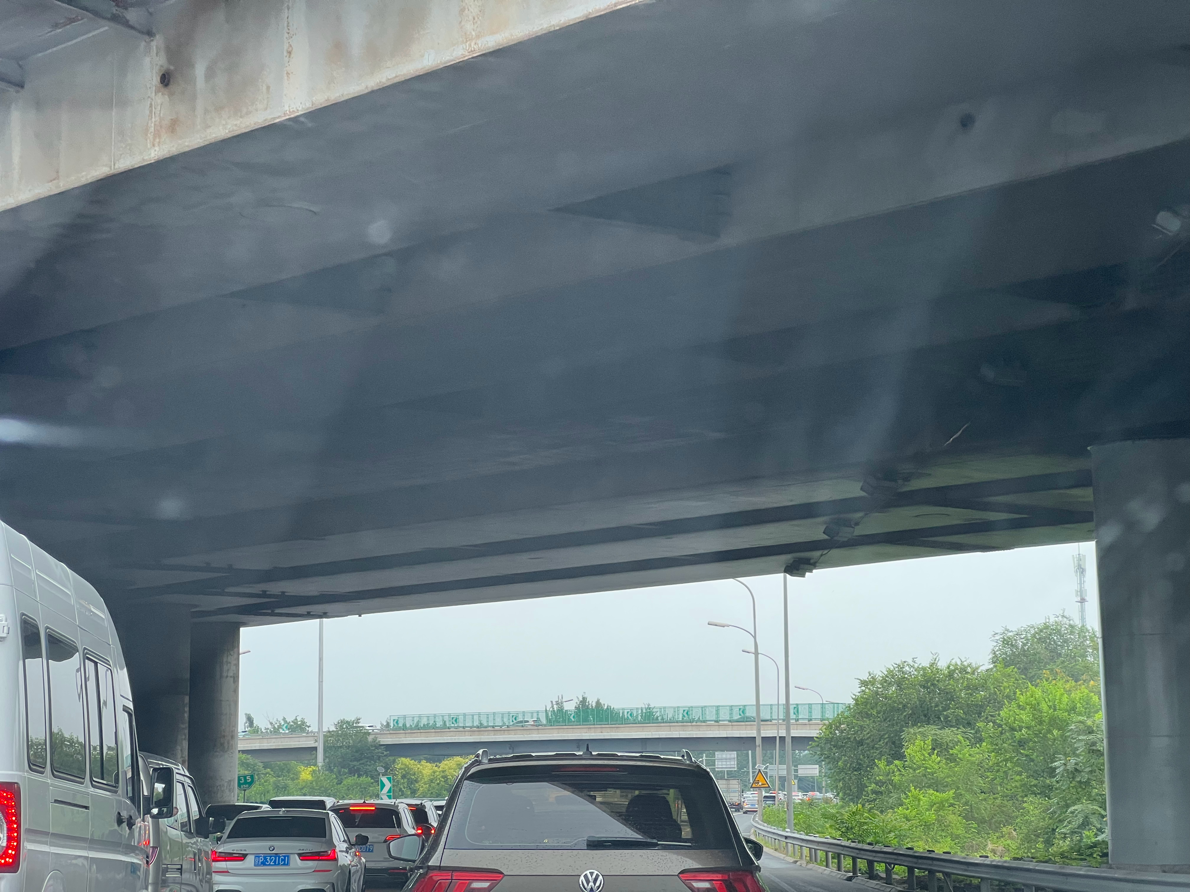 就北京今天早上这点雨闹的，各位又都忘了怎么开车了吧？  ​​​