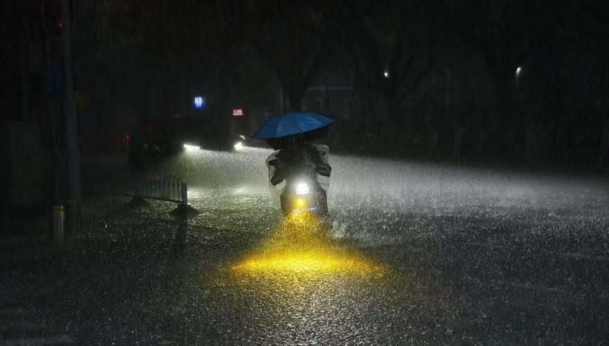 广东人被雷雨暴击了午后雷雨突袭大街小巷，雨水浇不灭热浪，广东熟悉又可怕的潮湿闷热
