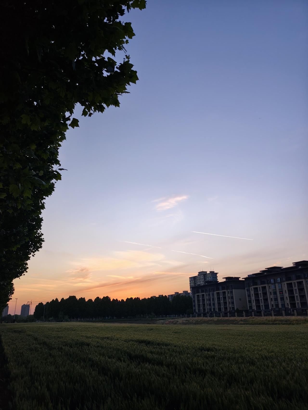 分享你镜头下的云太阳☀️落山，月亮渐现晚霞映红了半边天，城市慢慢安静下来天空云朵