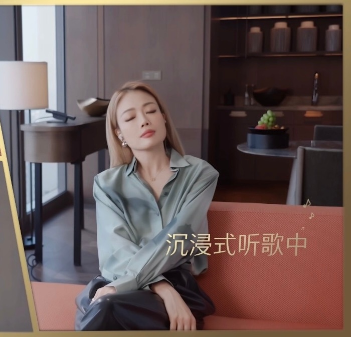 容祖儿说自己怎么那么会唱 必须要和大家分享分享容祖儿的探班视频了，视频里氛围一整