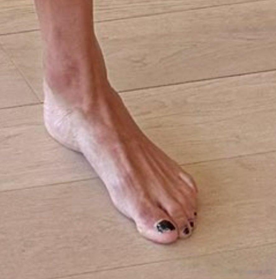 很少有人知道C罗为什么喜欢涂黑色脚指甲油💅🏻 