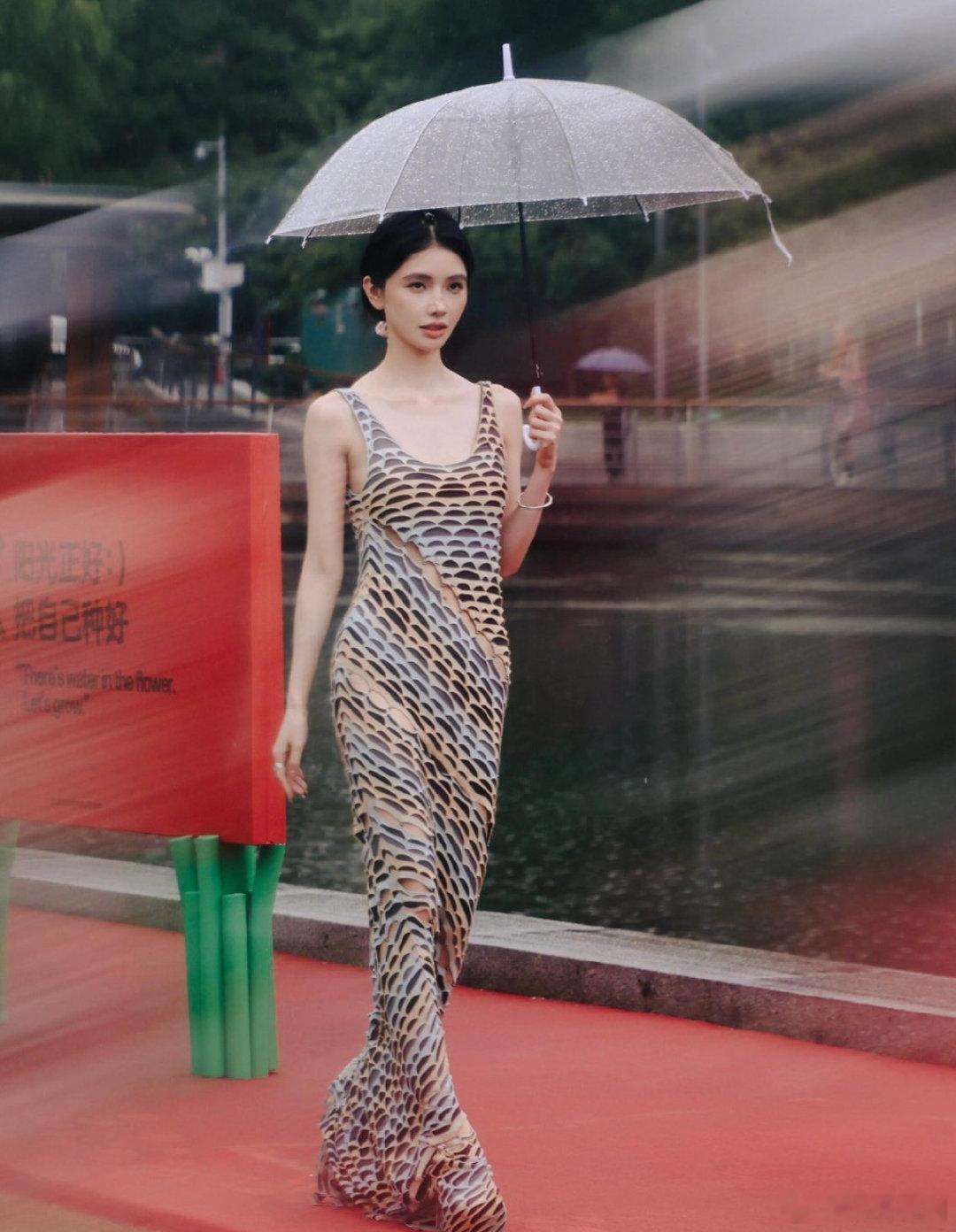 #时尚的风吹向了北京亮马河# 近期，植物系穿搭风潮席卷网络，而今这股清新绿意已悠