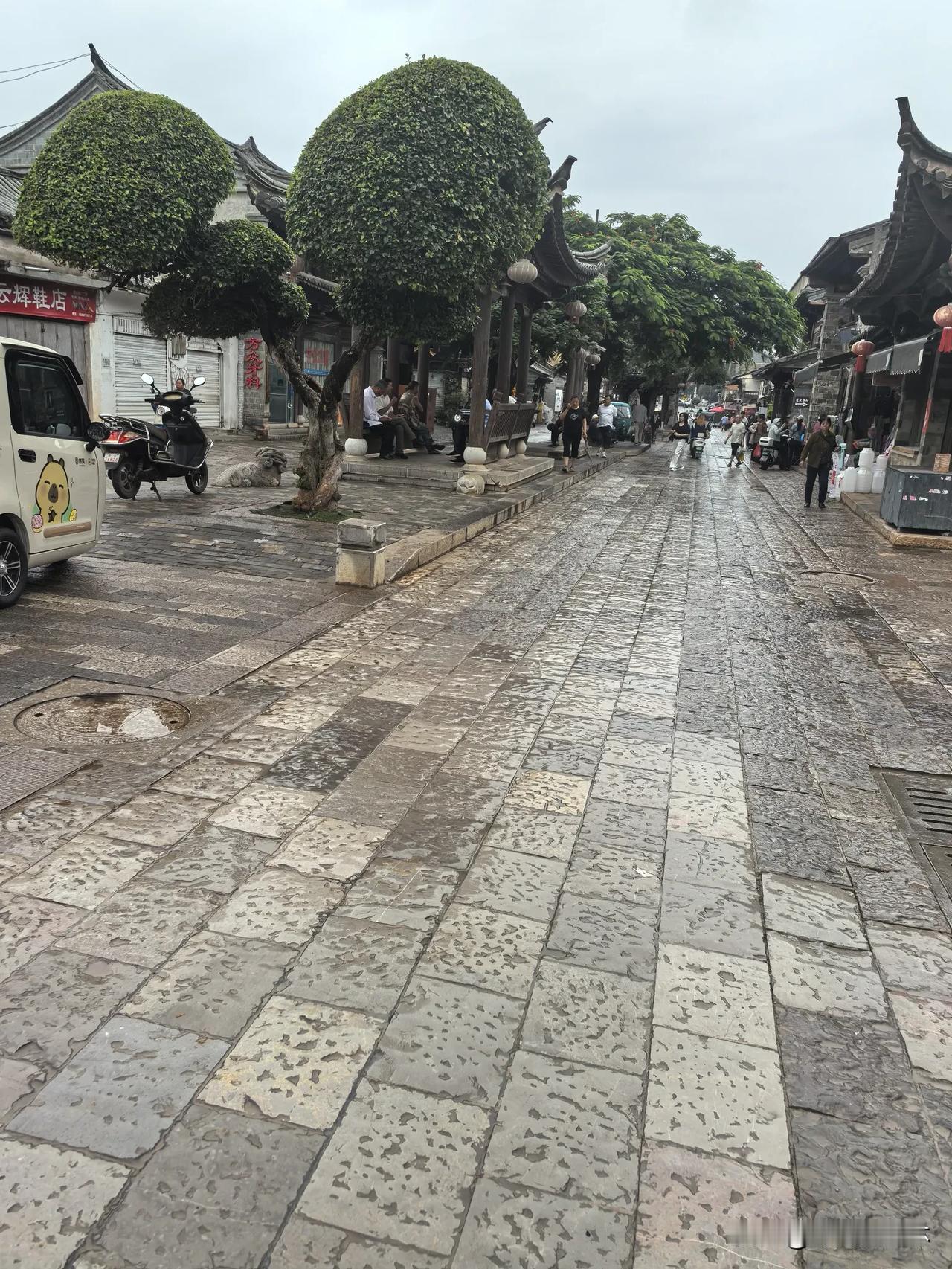 七律·漫步古城青石板路
信步古城幽径长，
青阶石路韵流芳。
苔痕漫染沧桑意，
屐