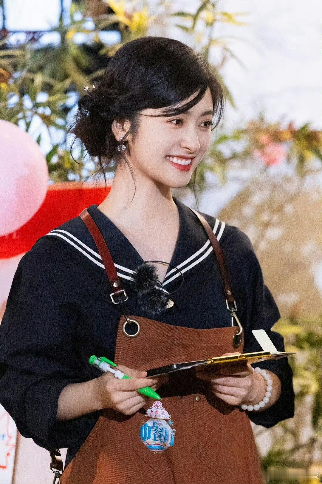 沈月[超话]沈月干回婚庆摄影老本行中餐厅名场面中餐厅  新人的幸福，就是沈月最想