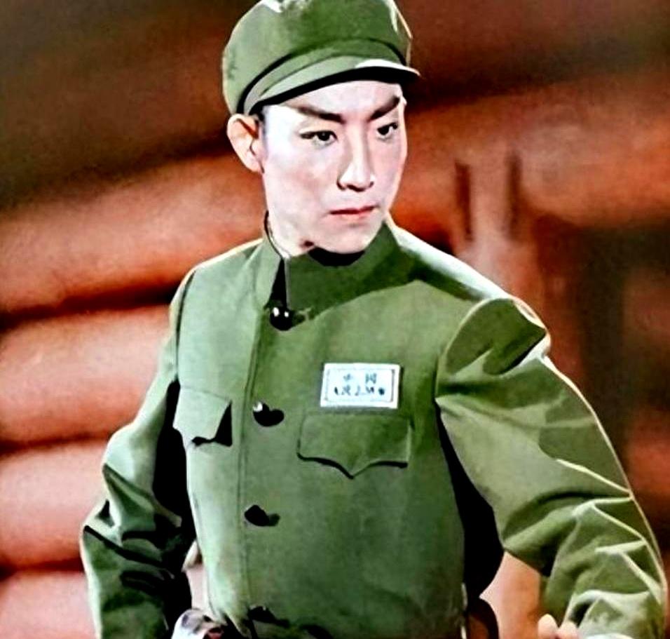 旧视频被翻出来，84岁的他，年轻时在台上拍着胸口要“打败美帝”，如今却传出举家落