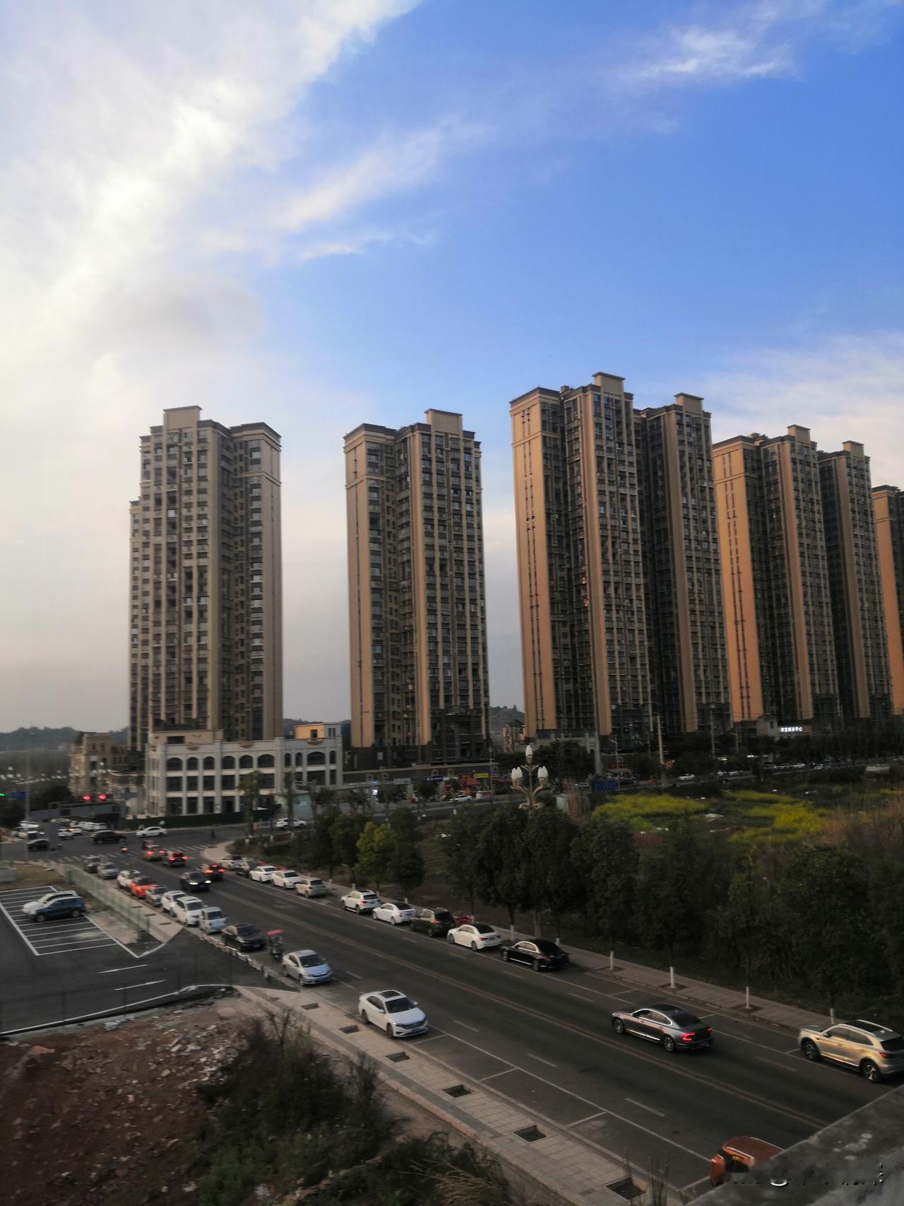 你现在打开电视,还看哪个频道?看，现在的电视主要是看看城市的发展，看看中央一台的