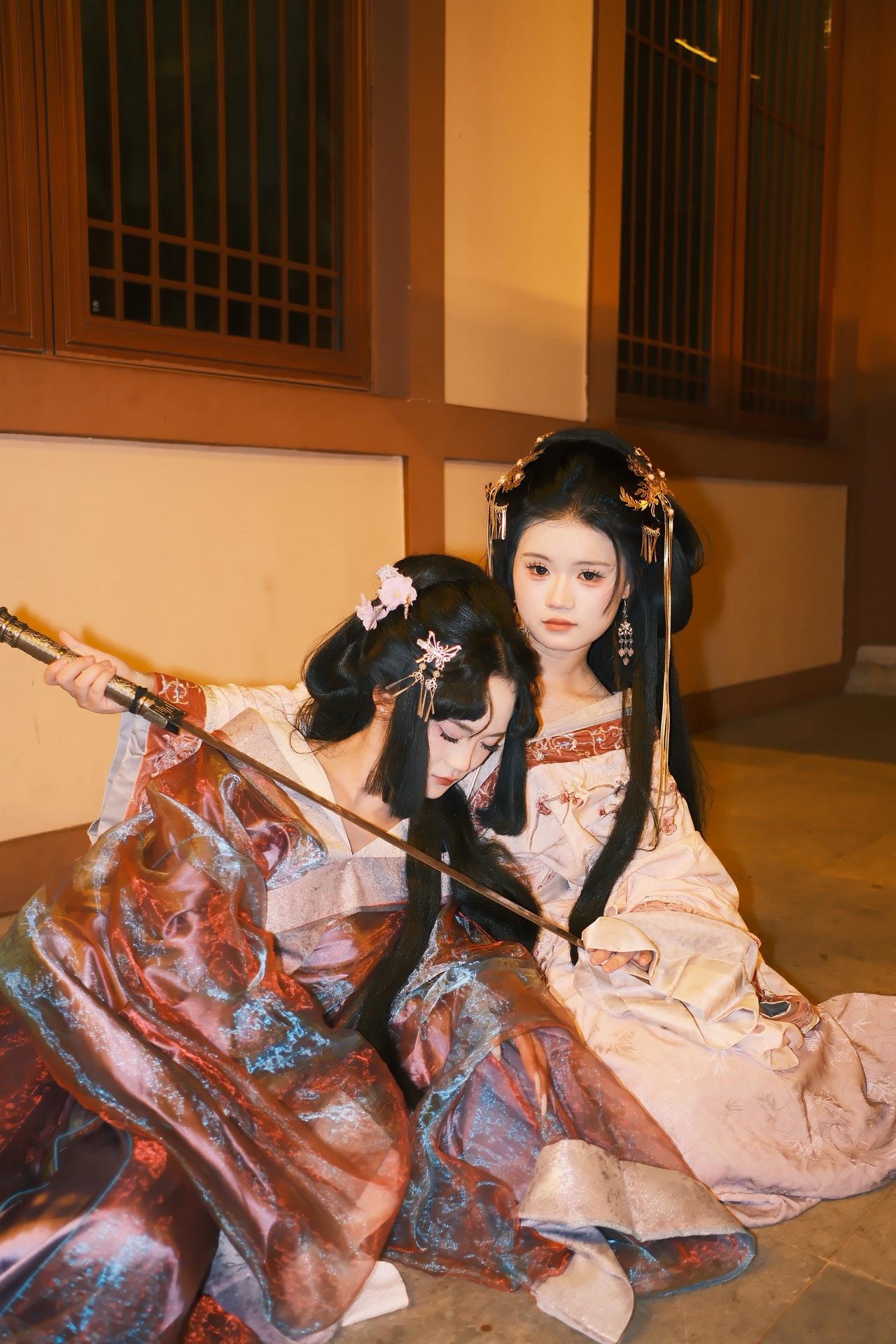 古镇的龙城阁里，虞姬上演闺蜜照。姿势与动作全在故事里^ ^国风剧本新演绎 古风氛