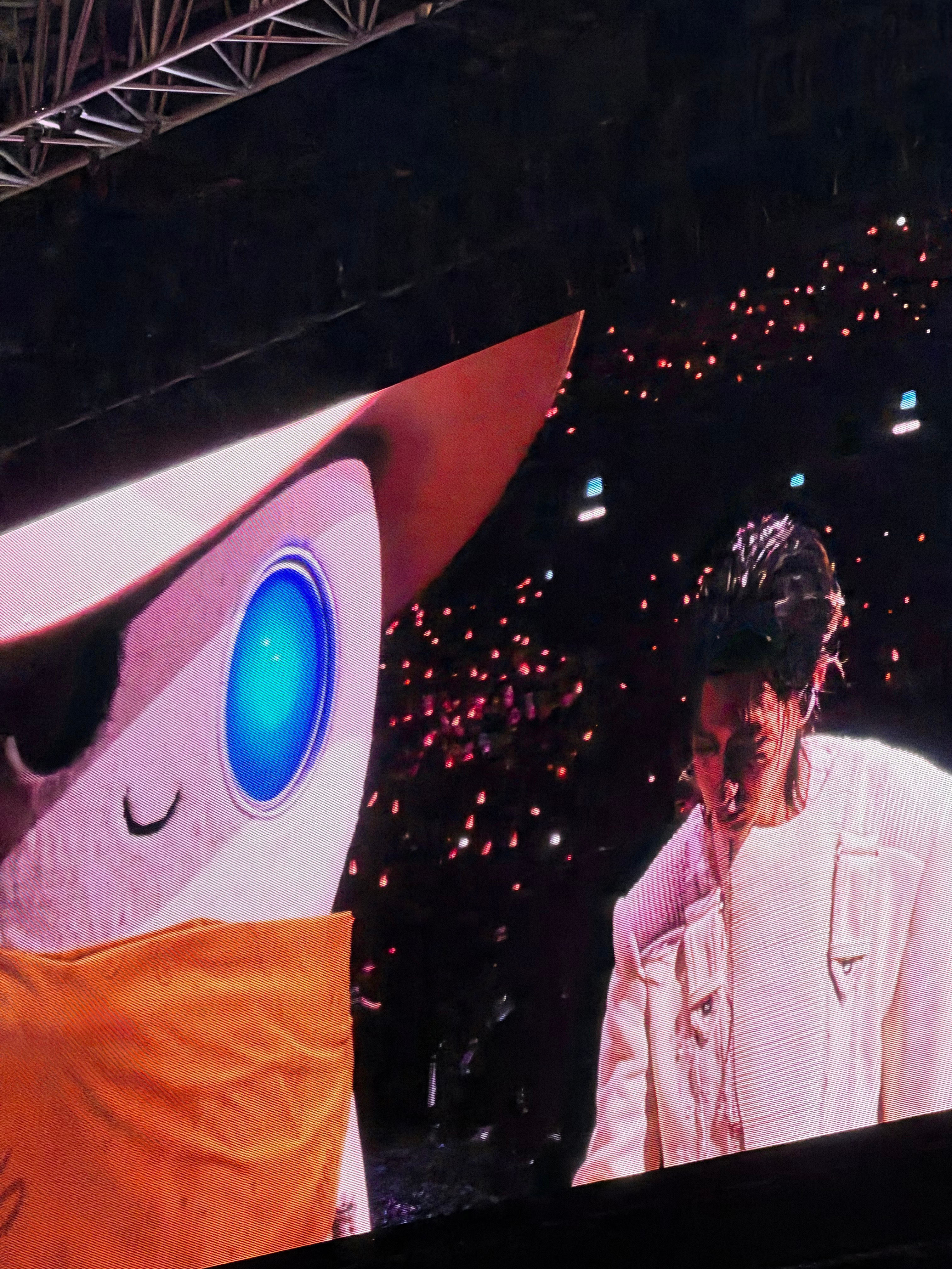 喜欢你八年了 这两天的演唱会我超级幸福 能陪你过生日我也超级幸福 谢谢你出现在我