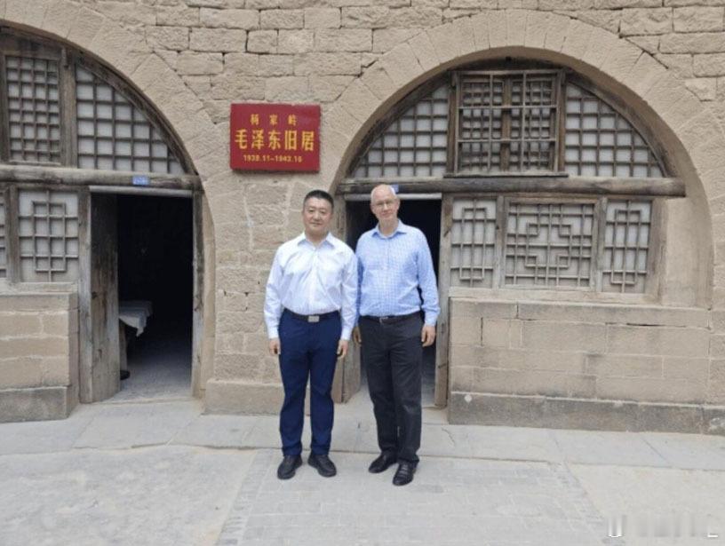 英国驻华大使魏磊昨天在中联部副部长陆慷陪同下，参访梁家河村和延安。魏磊参访期间用