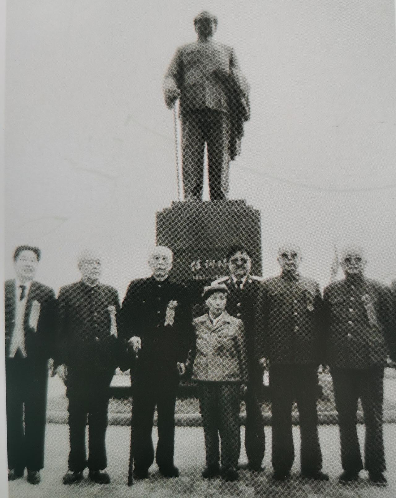 1989年4月27日，湖南汨罗任弼时的家乡，举行任弼时铜像揭幕仪式。众人在铜像前