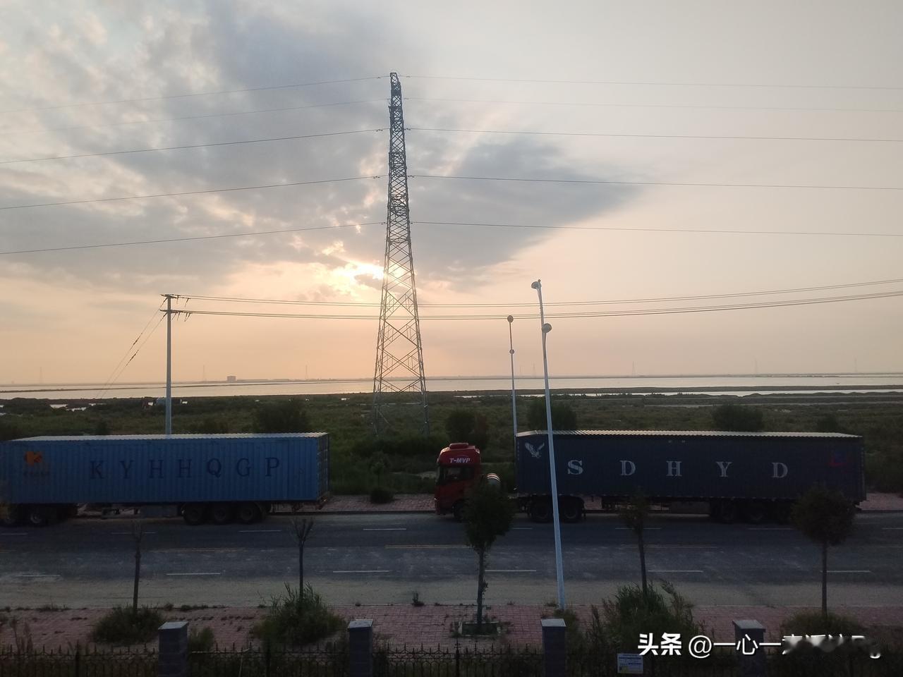 中午的天空蓝天白云相伴，高温袭人，让人躲着太阳走。
傍晚的天空别有一番风情，夕阳