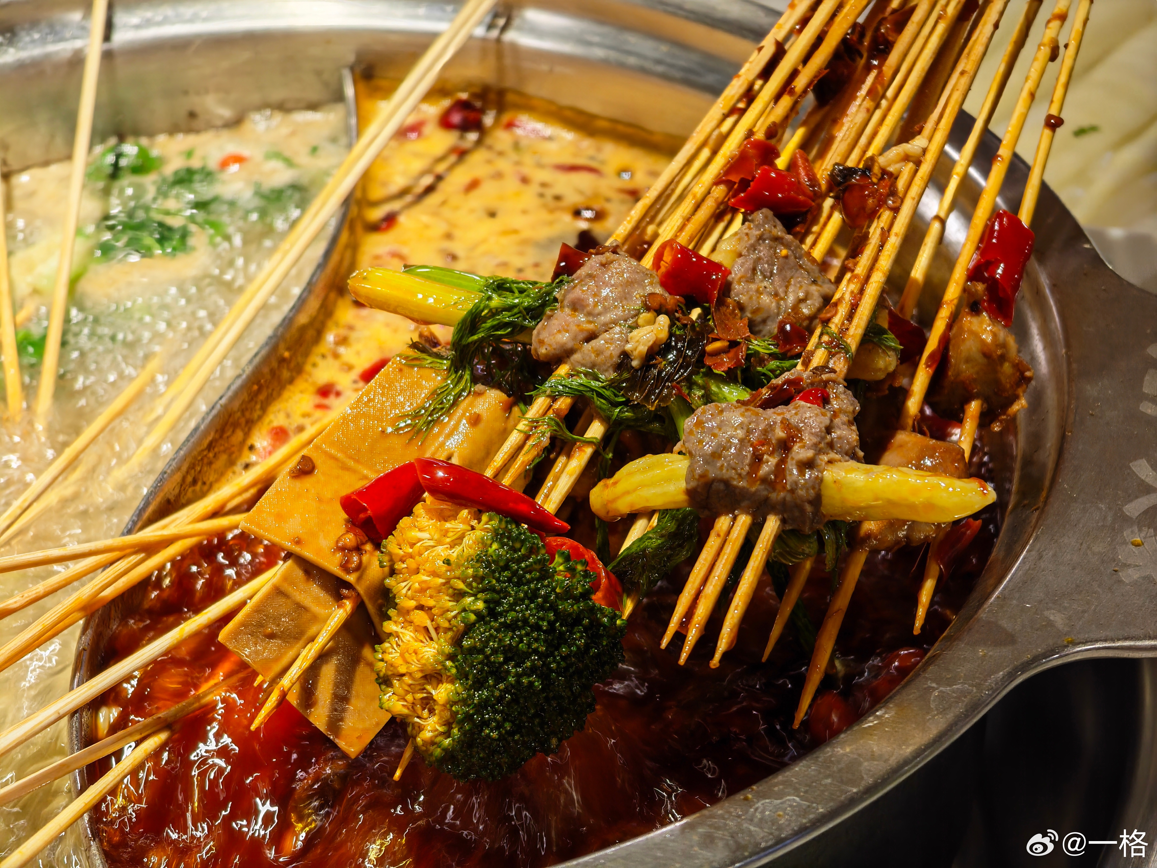 行吧，鸳鸯锅就鸳鸯锅喽… 带小林吃串串来了，但别说这福建人了，我可能最近锻炼吃得