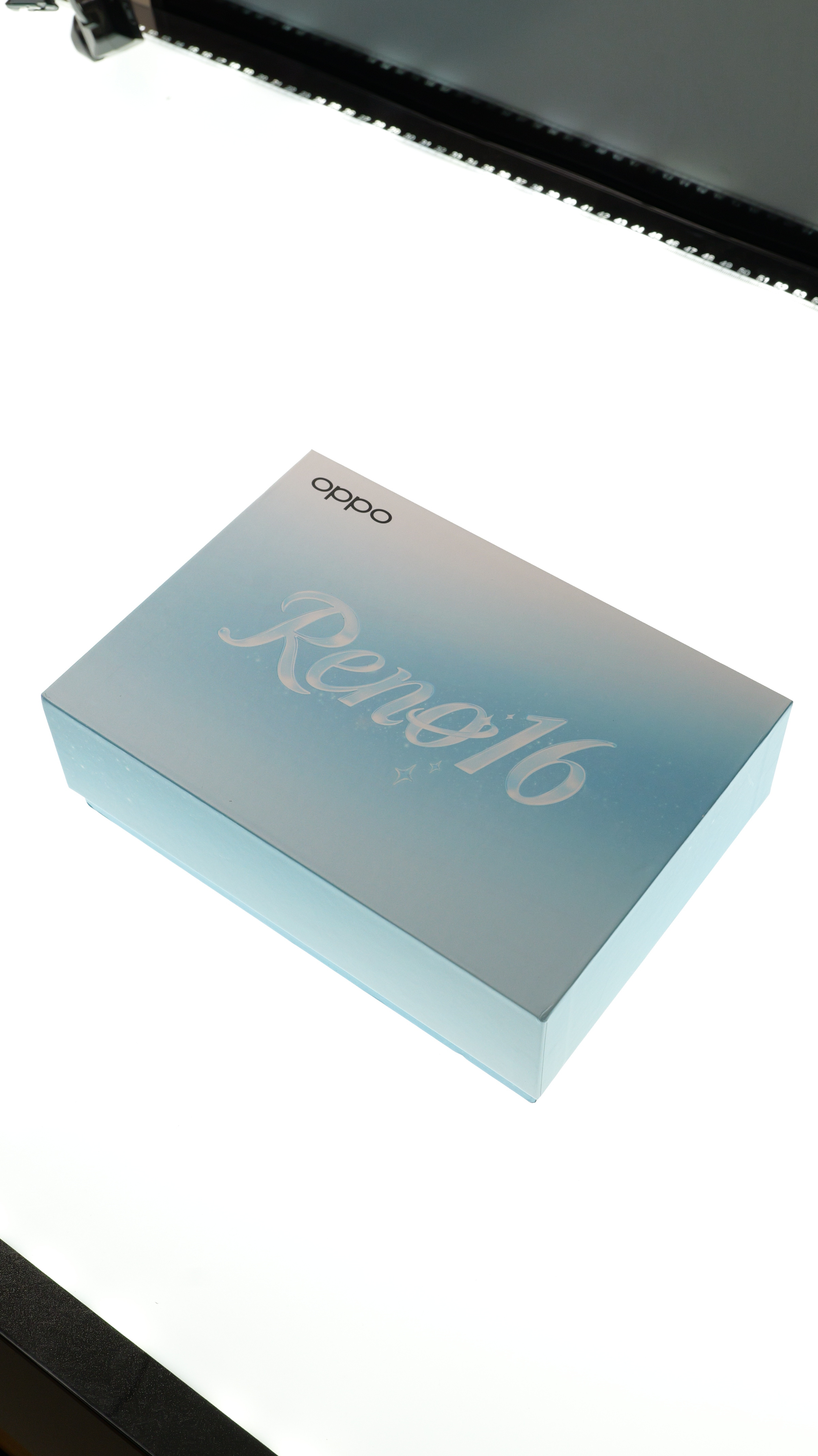 OPPO Reno16 邀请函到了！悬浮香薰的星球形状和这次手机背面的星环呼应了