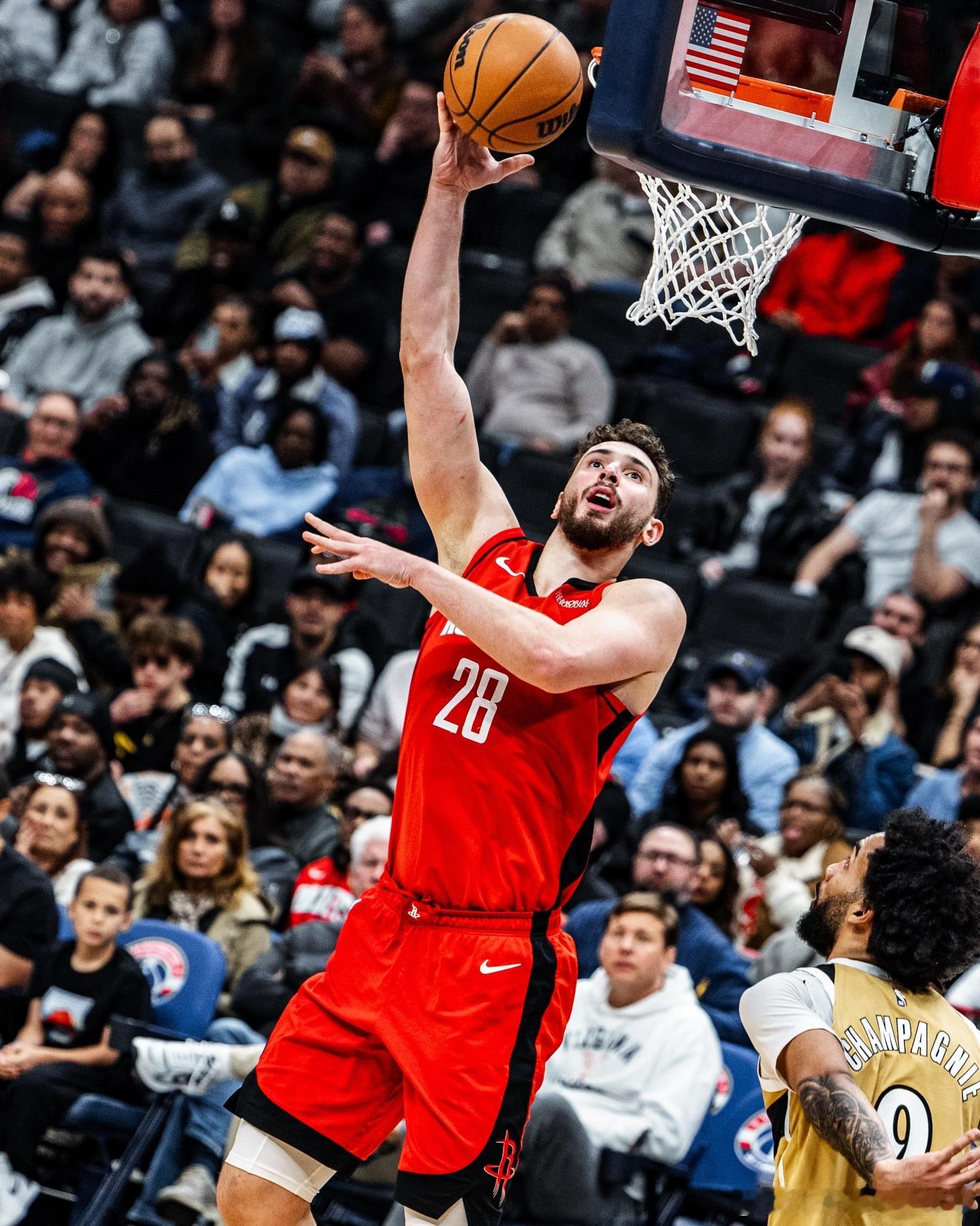 复出！！！根据球队伤病报告显示，申京￼（下背部疼痛）不在伤病名单，明天对阵湖人二