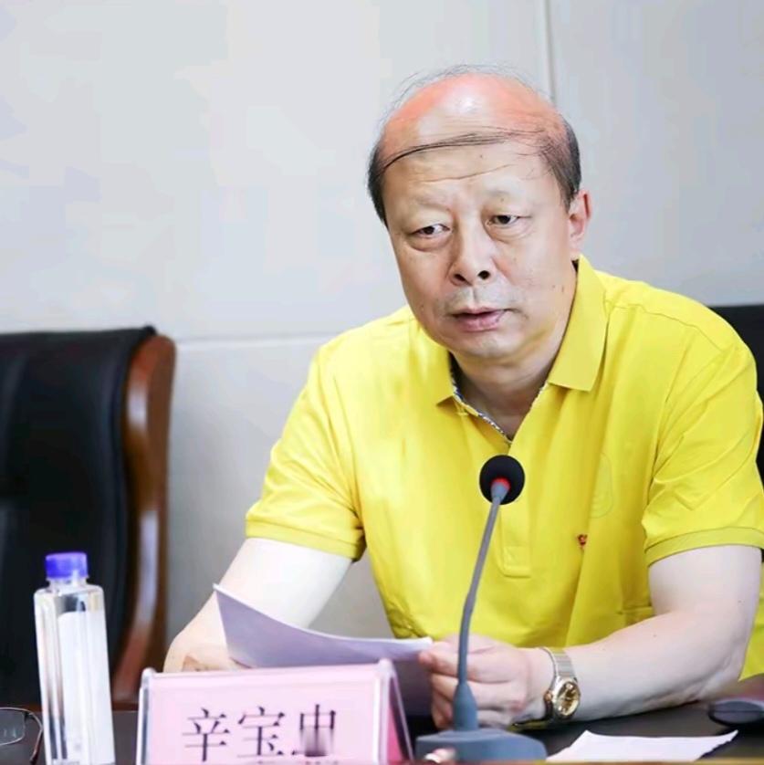 在哈商大上学的时候看着过辛校长带着杨姐在校园里溜达
他们夫妻绝对是这辈子给我印象