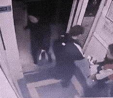 因为堵门她被推了电梯，随后她们爆发了小冲突！女子为啥堵门？估计是她家什么人没有及