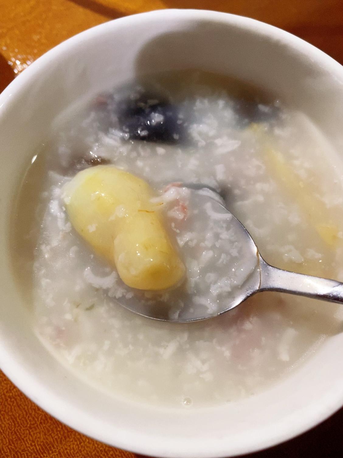 粥底绵滑的秘密：冻米煮粥的意外惊喜，山芋皮蛋排骨粥新尝试

今天在家琢磨新吃法，