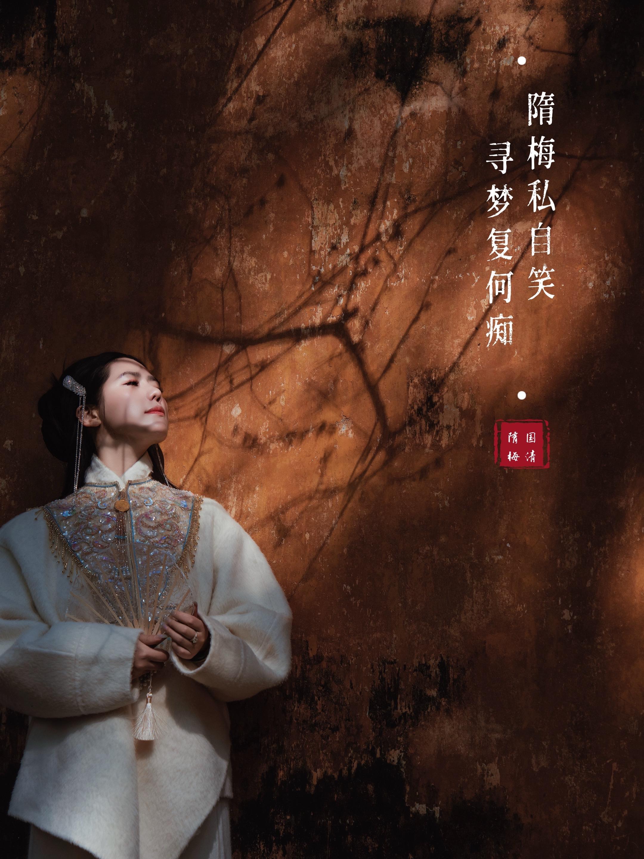 国清寺寻梅，赴一场千年光影约！踏入国清寺的古意肌理里，千年隋梅虬枝横斜...