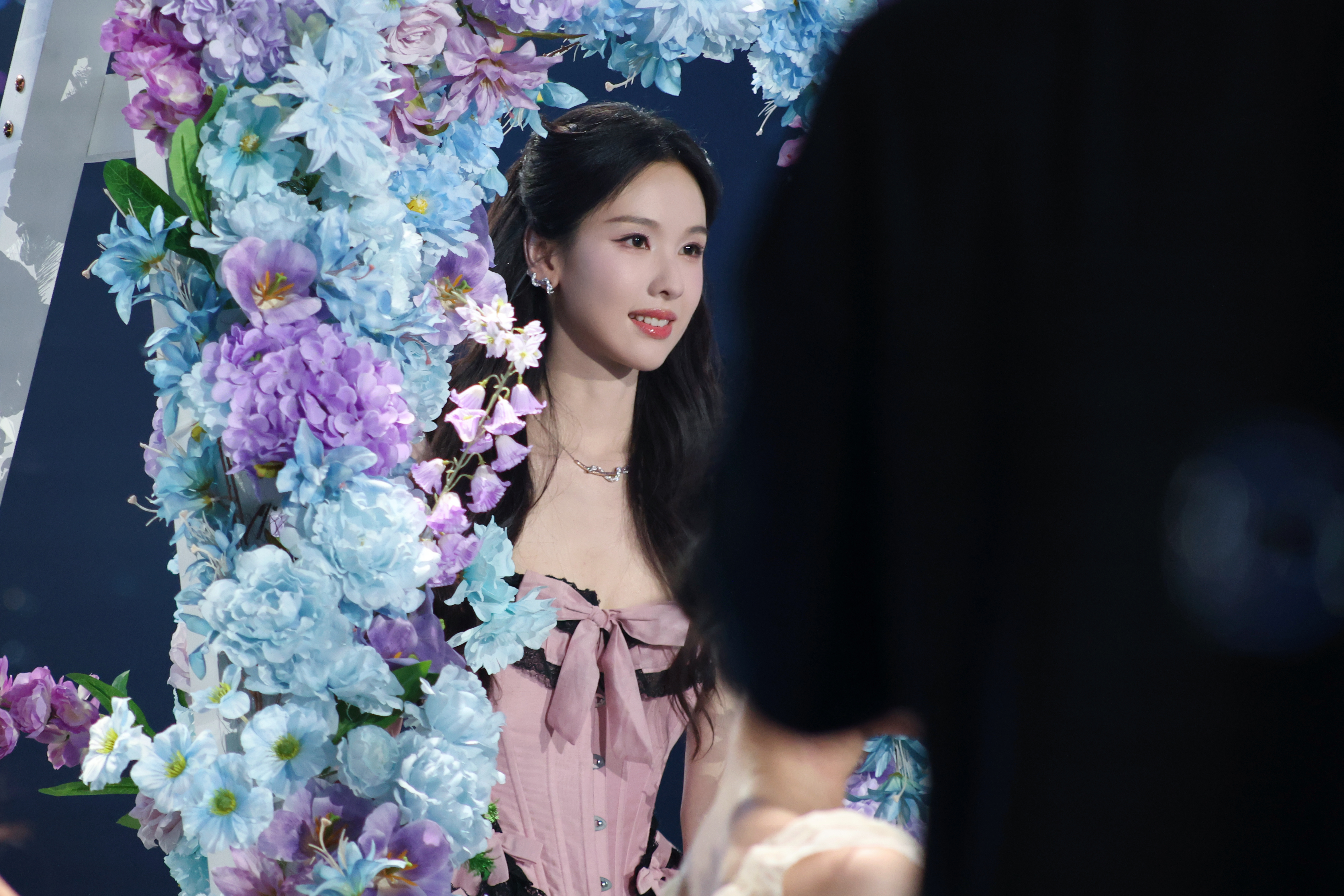 仙女下凡陈都灵粉裙猫猫头造型lol手游4周年